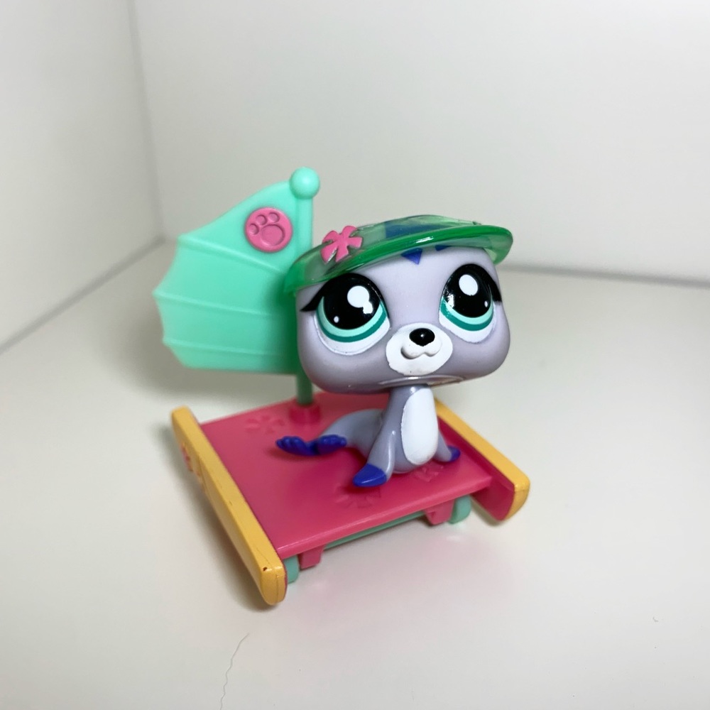 RARE Littlest Pet Shop - Seal & Beach Sailing Set